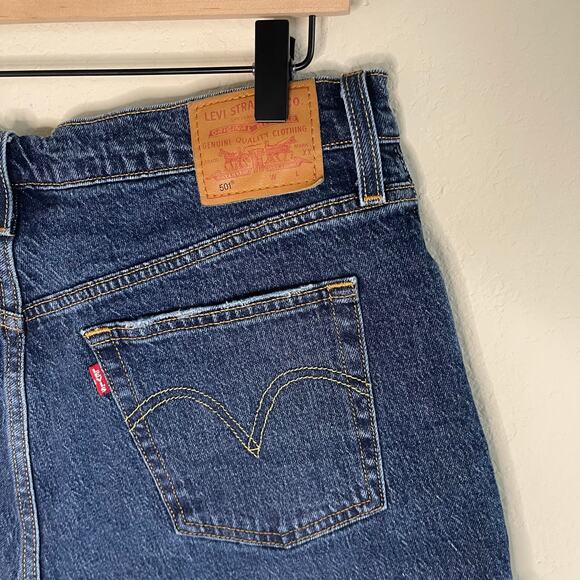 Levi’s Womens Cut Off Raw Hem Dark Wash Denim Shorts - Size 32 - Picture 5 of 7